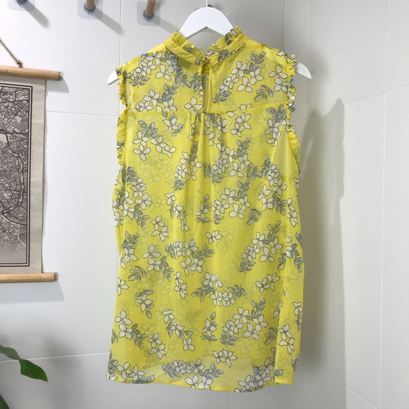 Who What Wear Sheer Floral Sleeveless Blouse - Picture 7 of 13